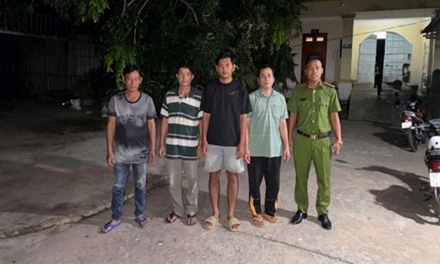 Công an điều tra tổng giao dịch chuyển khoản 26.700.000 đồng tại một quán cà phê, 4 người đàn ông bị bắt tạm giam