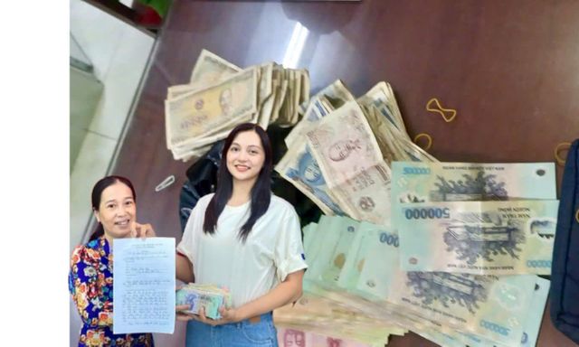 Phát hiện bọc màu đen chứa loạt tờ tiền có mệnh giá từ 1.000 - 500.000 đồng, nữ giáo viên Nguyễn Kiều Oanh lập tức trình báo công an