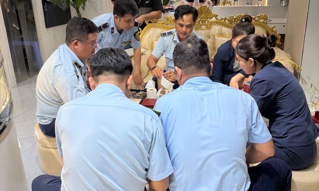 Kiểm tra cửa hàng trang sức ở TP.HCM, lực lượng chức năng phát hiện loạt 