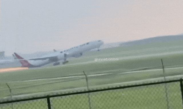 Máy bay Boeing 777 cào đuôi xuống đường băng, tia lửa bắn tung tóe khiến nhiều người kinh hãi, khoảnh khắc nghẹt thở được ghi lại
