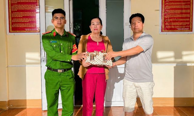 Phát hiện chiếc túi xách chứa 130 triệu đồng ở quán cà phê Đồi Sơn, anh Trần Thanh Quý lập tức báo công an
