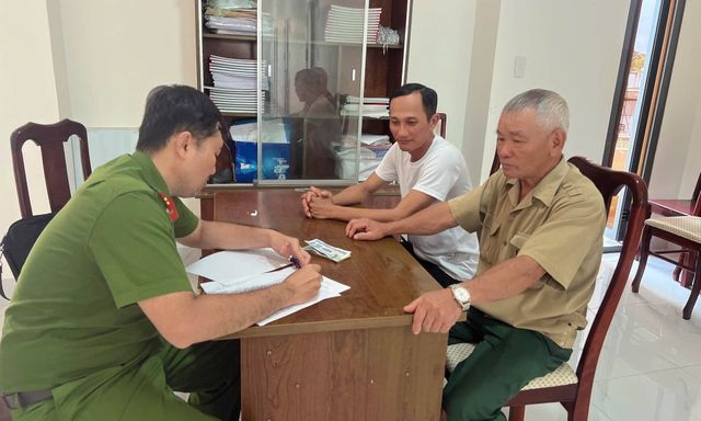 Tưởng mất gần 12 triệu đồng vì chuyển khoản nhầm, người đàn ông nhận lại tiền nhờ hành động đẹp của gia đình người lạ ở TP.HCM