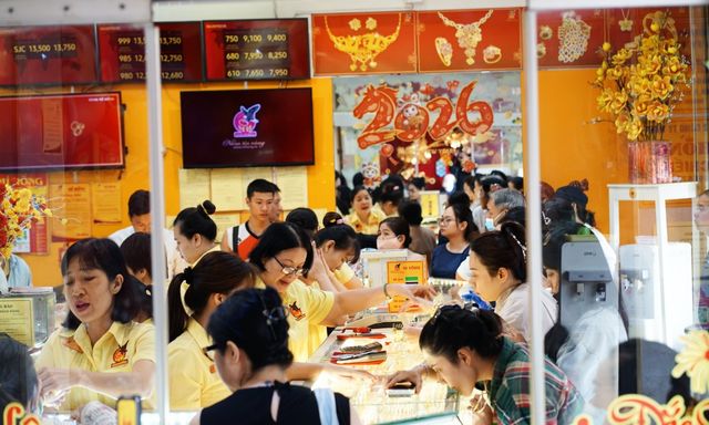 Cảnh tượng lạ tại tiệm vàng Mi Hồng ở TP.HCM sau nhiều phiên giá vàng giảm mạnh