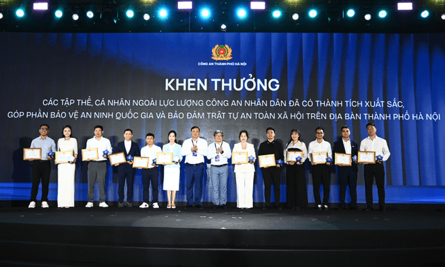 7 tập thể, 5 cá nhân nhận giấy khen của Công an TP Hà Nội vì có thành tích xuất sắc tại Hội nghị KOL và Lễ ra mắt CLB Niềm tin số Thủ đô