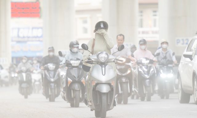 Bụi đất bủa vây đường Cầu Giấy, người dân Hà Nội khốn khổ vì ô nhiễm giữa công trường thi công
