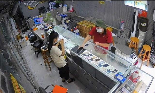 Vụ cướp táo tợn tại tiệm điện thoại: Gia đình đưa Huỳnh Tấn Huỳnh SN 1998 đến đầu thú, giao nộp 2 iPhone 16 Pro Max
