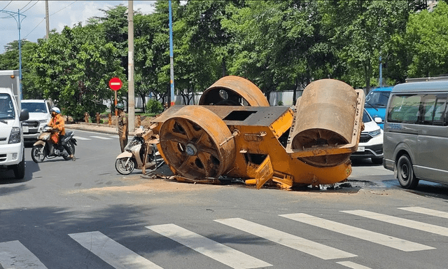 Xe lu lật ngửa giữa đường đông đúc ở TP.HCM, giao thông ùn ứ