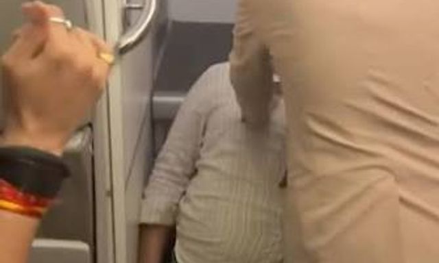 373 hành khách mắc kẹt 10 tiếng đồng hồ trong máy bay không bật điều hoà, có người ngất xỉu
