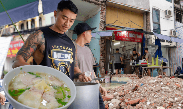 Viral quán phở nằm giữa công trường ở Hà Nội: Mỗi sáng bán hàng trăm bát, khách quen không ngại bụi