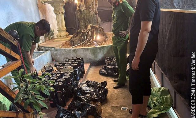 Kiểm tra cơ sở kinh doanh 129 Club lúc 0h40 sáng, phát hiện 98 bình kim loại màu đen cùng loạt hóa đơn bất thường