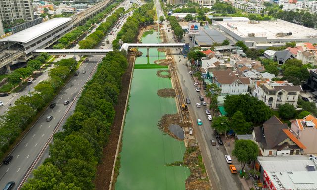 Hình ảnh mới nhất của rạch Đá Đỏ cạnh Metro số 1 sau gần một năm thi công: Diện mạo khác hẳn trước đây
