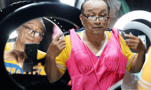 Ông chú tóc bạc ở TP.HCM trở thành hiện tượng livestream giữa khu chợ vắng: 