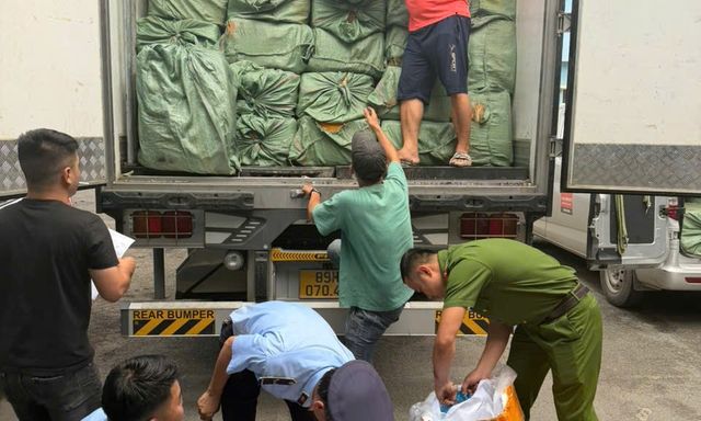 Khám xét xe tải đông lạnh, phát hiện gần 17 tấn thực phẩm không rõ nguồn gốc: Toàn bộ hàng hóa bị niêm phong