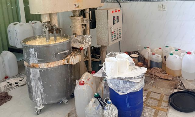 Tạm giữ gần 3,5 tấn kem dưỡng trắng da toàn thân, hé lộ dây chuyền sản xuất bên trong căn nhà thuê