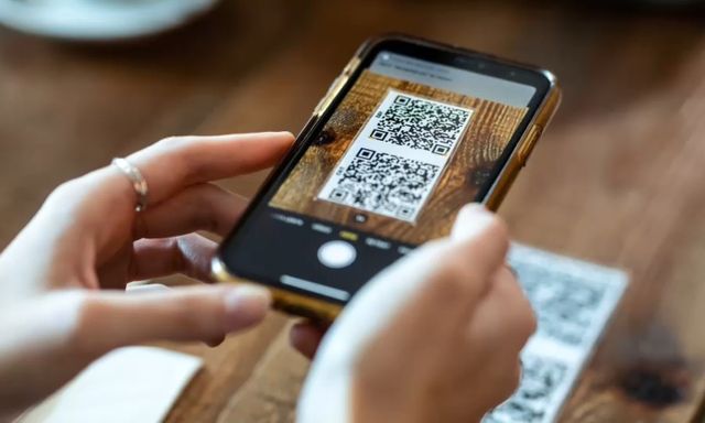 Quét mã QR theo hướng dẫn qua điện thoại để 
