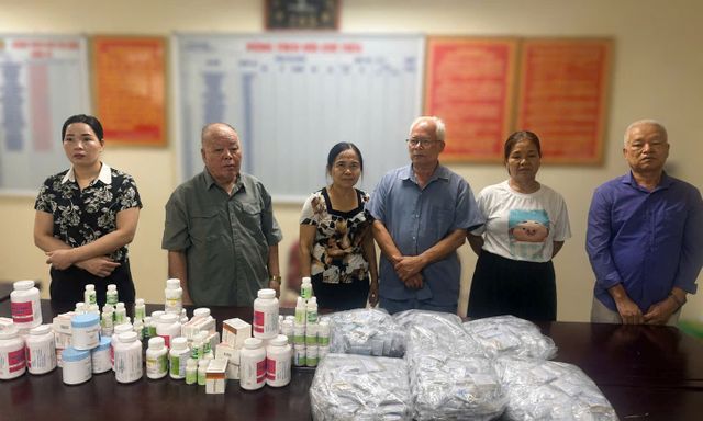 Khám xét nơi ở, nơi làm việc của Hà Quang Phước và Bùi Thị Tiết, công an phát hiện điều bất thường trong 5.772 gói thuốc mang nhãn 