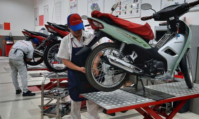 Đi xe máy bao lâu thì phải bảo dưỡng, thay dầu? Câu trả lời từ các hãng Honda, Yamaha Vinfast