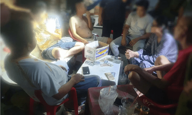 Kiểm tra công ty bao bì lúc 21h20 tối, công an đưa 6 người về trụ sở làm việc