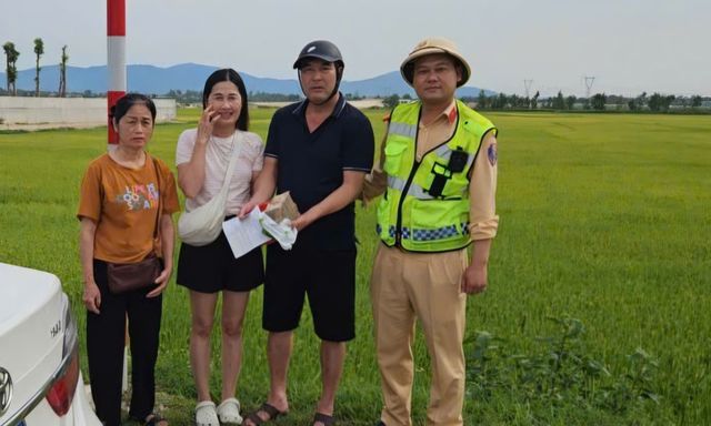 Cảnh sát xác minh cọc tiền 200 triệu đồng đựng trong túi màu đỏ nằm chơ vơ trên Quốc lộ 12A