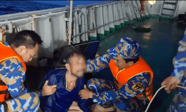 Khoảnh khắc sinh tử sau 96 giờ trôi dạt trên biển: Ngư dân được tàu 743 Hải quân cứu sống, nhưng chưa nhớ bị rơi từ tàu nào