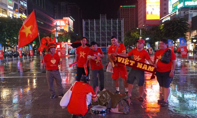 Cảnh tượng ở phố đi bộ Nguyễn Huệ khi diễn ra trận bán kết của tuyển Việt Nam