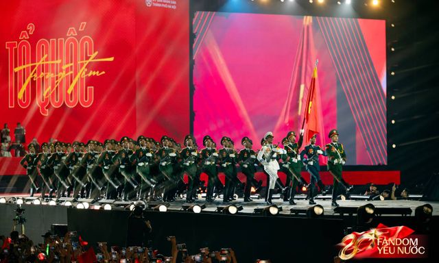 Nhìn lại màn diễu hành khiến 50.000 khán giả vỡ òa tại Concert “Tổ quốc trong tim” 2025, năm nay có gì đặc biệt?