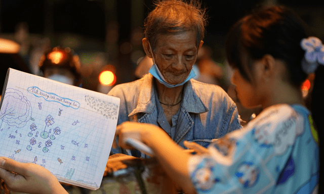 Bé gái ngày ngày theo ông ngoại nhặt ve chai, bán vé số ở TP.HCM: Cuốn vở vẽ trên tay khiến nhiều người nghẹn lòng