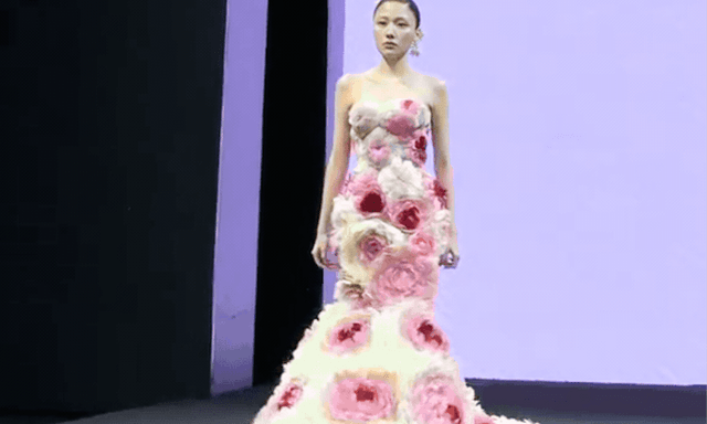 Negav không giấu được cảm xúc khi Uyển Ân lần đầu catwalk