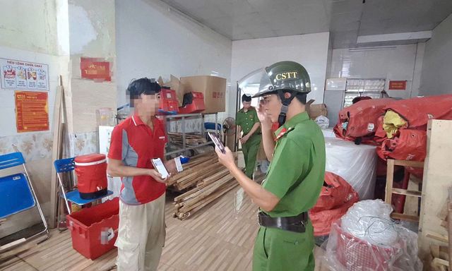 Công an ra quân kiểm tra 2 cơ sở kinh doanh dịch vụ shipper, test nhanh ma túy nhân viên