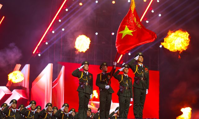 Hàng ngàn khán giả xúc động trước màn diễu binh đặc biệt tại concert “Tổ quốc trong tim”