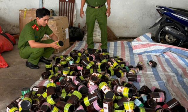 Công an kiểm tra 2 kho hàng, phát hiện hơn 2.000 hộp mỹ phẩm liên quan TikTok 