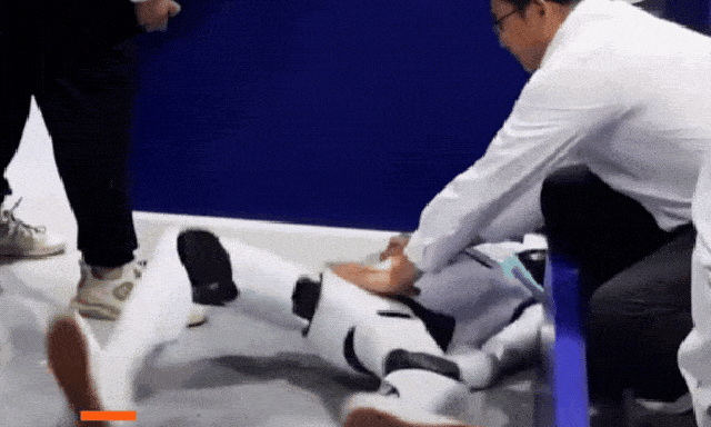 Robot mất kiểm soát, quẫy đạp dữ dội tại Hội nghị Robot Thế giới ở Trung Quốc