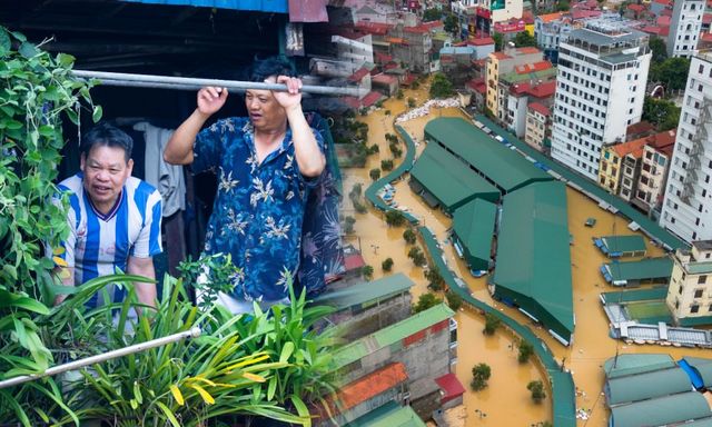 Cuộc sống đảo lộn của người dân Lạng Sơn giữa dòng nước lũ ngập tận nóc nhà: Ô tô, xe máy cùng nhiều tài sản bị nhấn chìm, chỉ kịp mang 2-3 bộ quần áo đi sơ tán