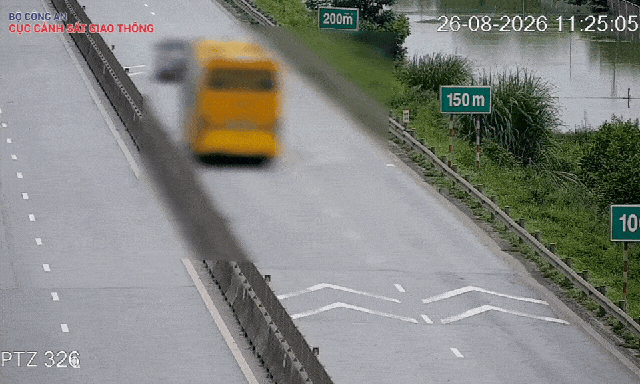 2 xe khách đầu tiên bị xử phạt lỗi không giữ khoảng cách an toàn trên cao tốc