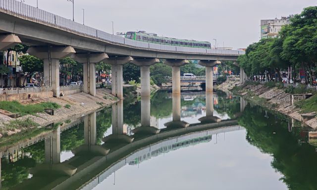 Không còn cảnh đen đặc quen thuộc, sông Tô Lịch đang thay đổi thế nào?