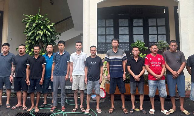 Công an kiểm tra phòng ăn của 1 công ty lúc 16h20, 13 tài xế lần lượt bị khởi tố