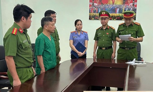 Khởi tố giám đốc bệnh viện Vũ Văn Trình SN 1956 và bác sĩ Tạ Minh Vương SN 1992