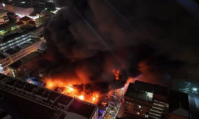 Trung tâm mua sắm nổi tiếng Bangkok (Thái Lan) cháy ngùn ngụt giữa đêm: 11 người bị thương, toà nhà biến dạng 