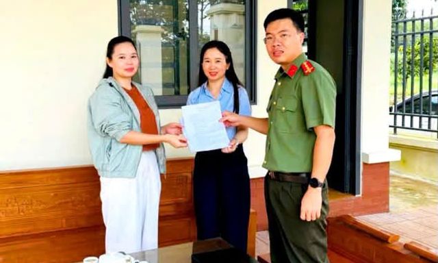 Công an xác minh giao dịch chuyển 40.002.000 đồng vào tài khoản Văn phòng công chứng: Chị Đặng Thị Nhung được mời lên làm việc sau gần 10 tháng