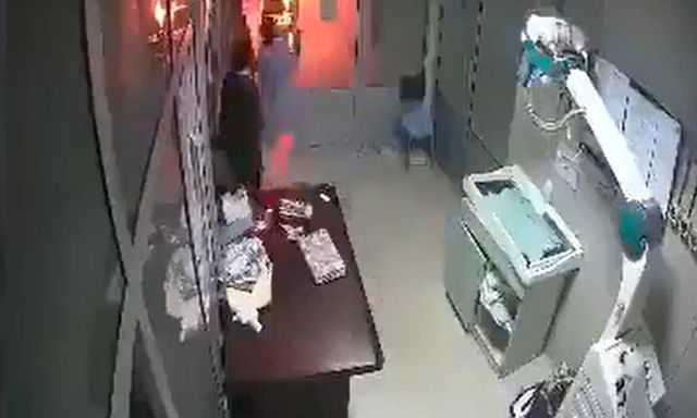 Nữ y tá lao vào biển lửa cứu một bé sơ sinh, đau lòng khi 14 em nhỏ khác không qua khỏi trong vụ cháy lớn tại bệnh viện ở Pakistan