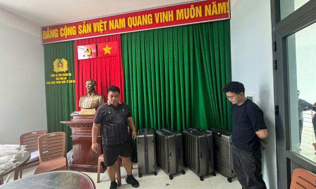 Đáp xuống sân bay Cam Ranh với 4 vali đen, 2 người đàn ông bị công an bắt giữ