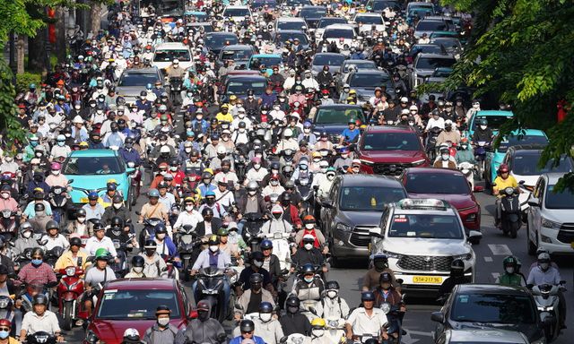 Hà Nội và TP.HCM trở lại làm việc sau 5 ngày nghỉ lễ: Đường phố ken đặc, xe cộ nhích từng mét