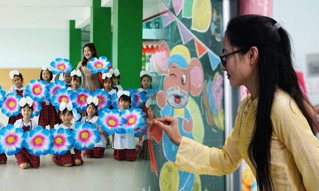 Không khí rộn ràng trước ngày khai giảng đầu tiên của ngôi trường đặc biệt trên nền nghĩa trang Bình Hưng Hòa