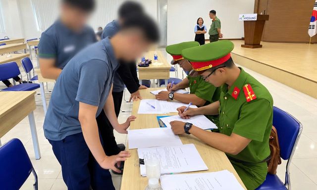 Công an kiểm tra đột xuất gần 100 công nhân ngay trong ca làm việc