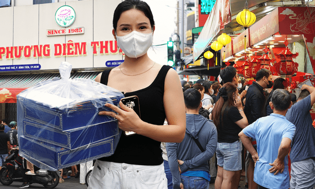 Cảnh tượng đông nghẹt tại một tiệm bánh trung thu nổi tiếng ở TP.HCM: Chờ gần 2 tiếng, xếp hàng lại 3-4 lần mới mua đủ số lượng
