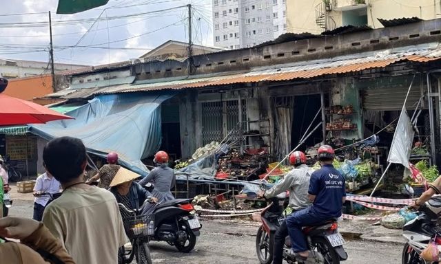 Vụ cháy ki-ốt rau củ ở TP.HCM: Bố mẹ lần lượt qua đời, con trai 16 tuổi chuẩn bị được phẫu thuật ghép da 2 tay 2 chân