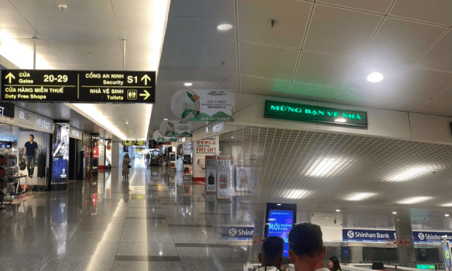 Sau chuyến bay dài về Hà Nội, dòng chữ ở khu nhập cảnh Nội Bài khiến nhiều người Việt thấy ấm lòng