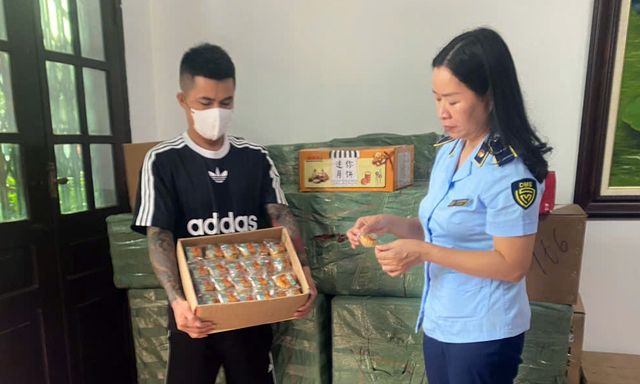 2.520 chiếc bánh trung thu ngoại nhập “không giấy tờ” bị bắt ngay tại cổng chợ: Ông chủ SN 1990 khai gì?