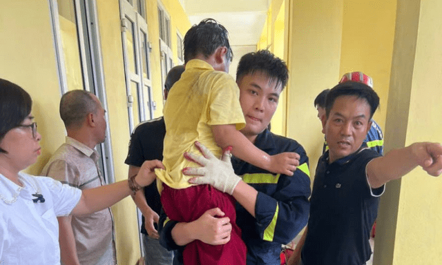 Giải cứu học sinh lớp 2 mắc kẹt trong khe tường hẹp tại trường học ở Ninh Bình