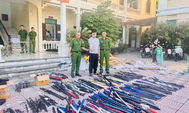 Khám xét 2 kho hàng, công an thu giữ gần 1 tấn kiếm, gậy ba-ton và bình xịt hơi cay: Khởi tố Ninh Văn Thanh SN 2002